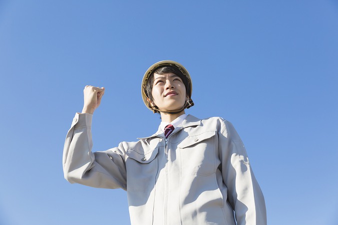ガッツポーズの作業員