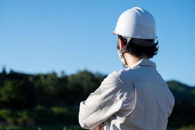 背中越しの作業員