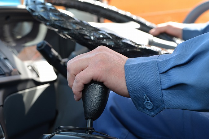 運転手 ハンドルを握る